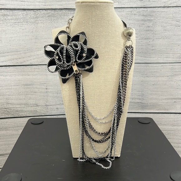 Jewelry - Flower Zipper Necklace